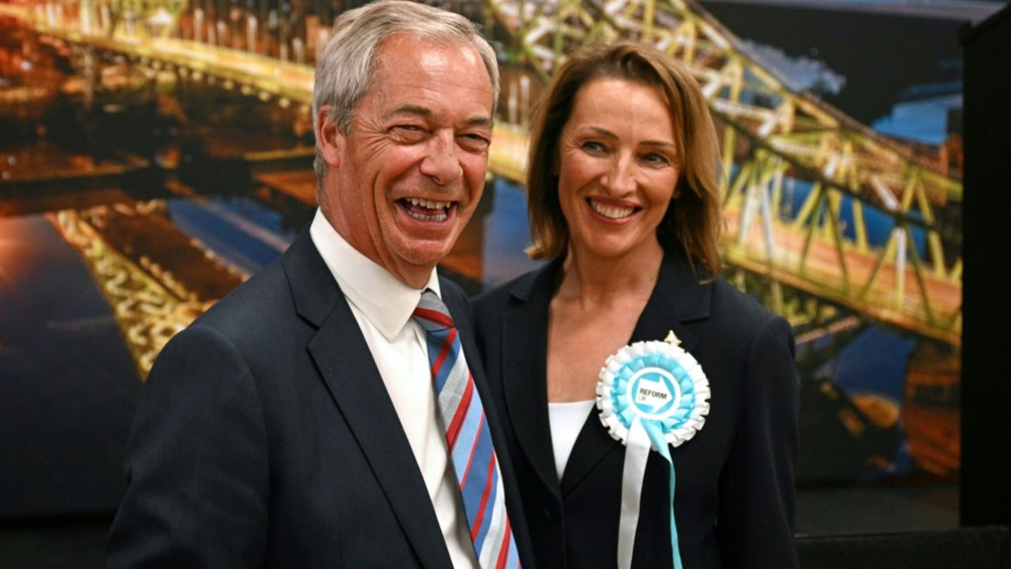 Nigel Farage mit der frisch gewählten Sarah Pochin
