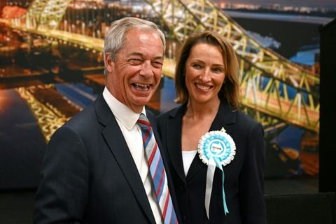 Nigel Farage mit der frisch gewählten Sarah Pochin