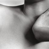 Ein weiblicher Torso vom Kinn bis zum Brustansatz