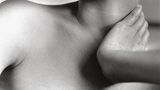 Ein weiblicher Torso vom Kinn bis zum Brustansatz