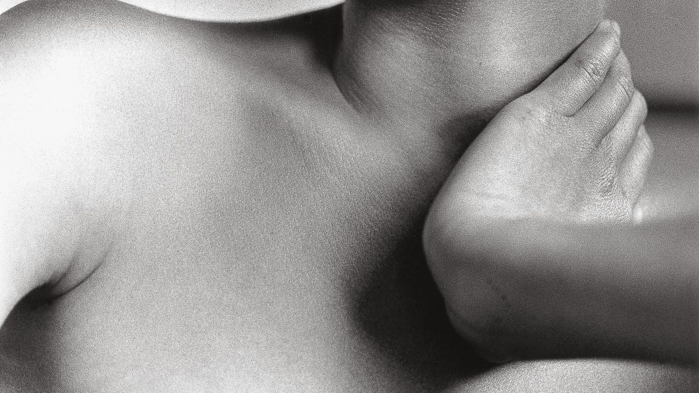 Ein weiblicher Torso vom Kinn bis zum Brustansatz