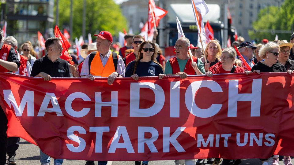 "Mach dich stark mit uns": Deutschlandweit gehen Tausende auf die Straßen Am Internationalen Tag der Arbeit gehen Tausende Demonstranten auf die Straße