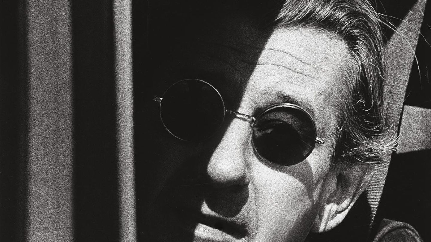 Ralph Gibson wirft einen Blick auf Dinge und Menschen, mit dem er "unbekannte Aspekte des Sujets" zeigen will, die Reaktionen der Entfremdung hervorrufen sollen