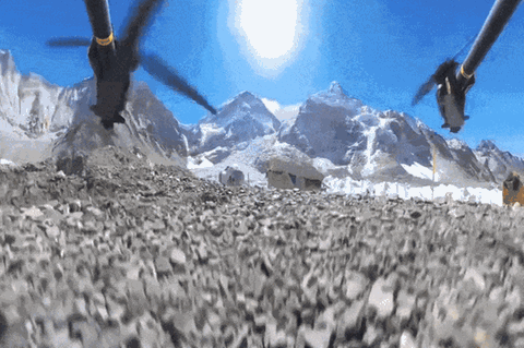 Eine Drohne hebt ab am Mount Everest