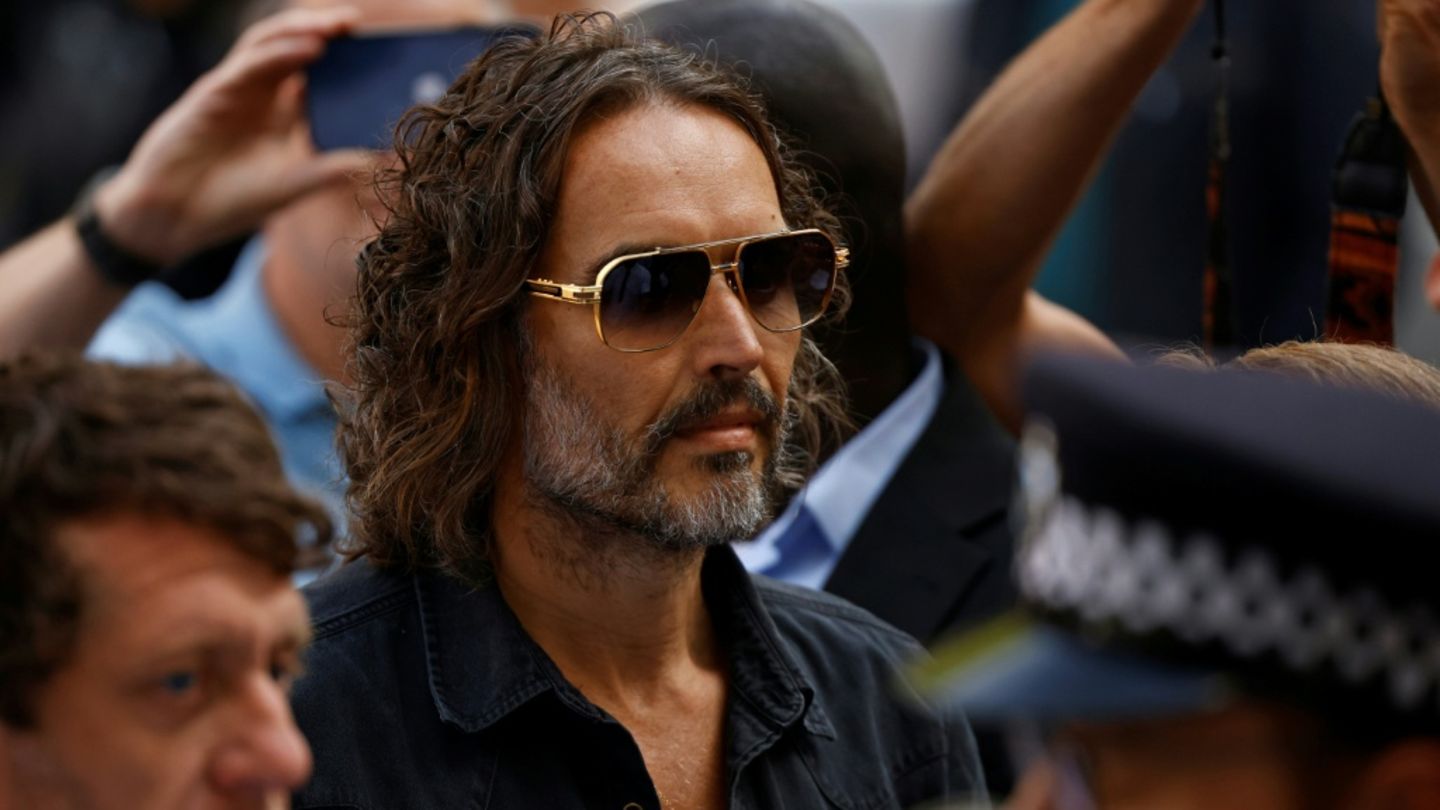 Russell Brand bei seiner Ankunft vor dem Gericht