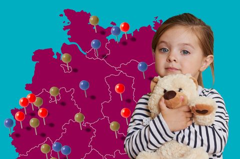 Eine Deutschlandkarte mit Pins und einem Mädchen mit einem Teddy auf dem Arm