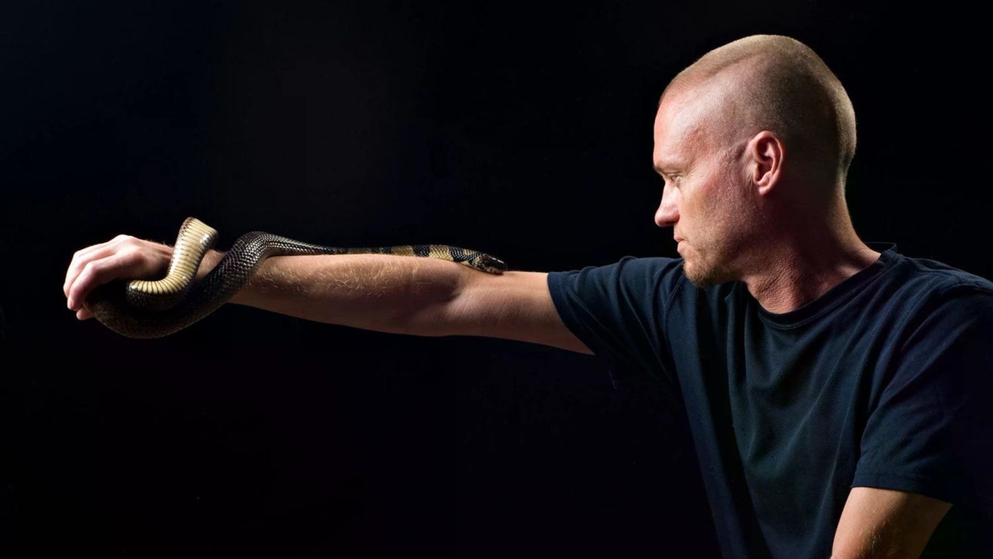 Dangerous snakes: man can bite to save others