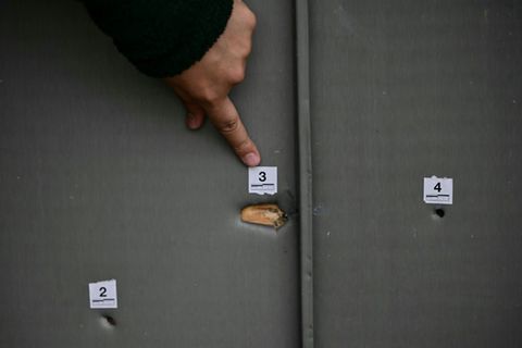 Einschusslöcher an Gefängnistür