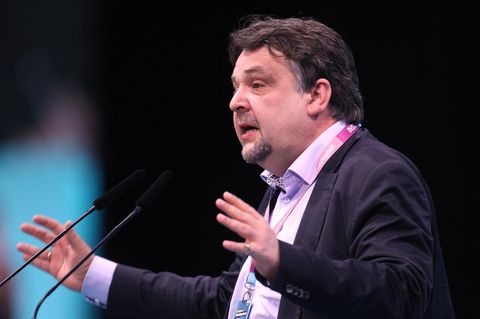 Dennis Radtke steht auf einer Bühne