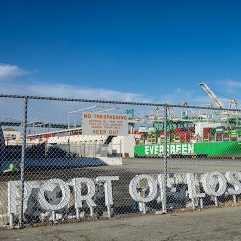 Ein Containerschiff im Hafen von Los Angeles