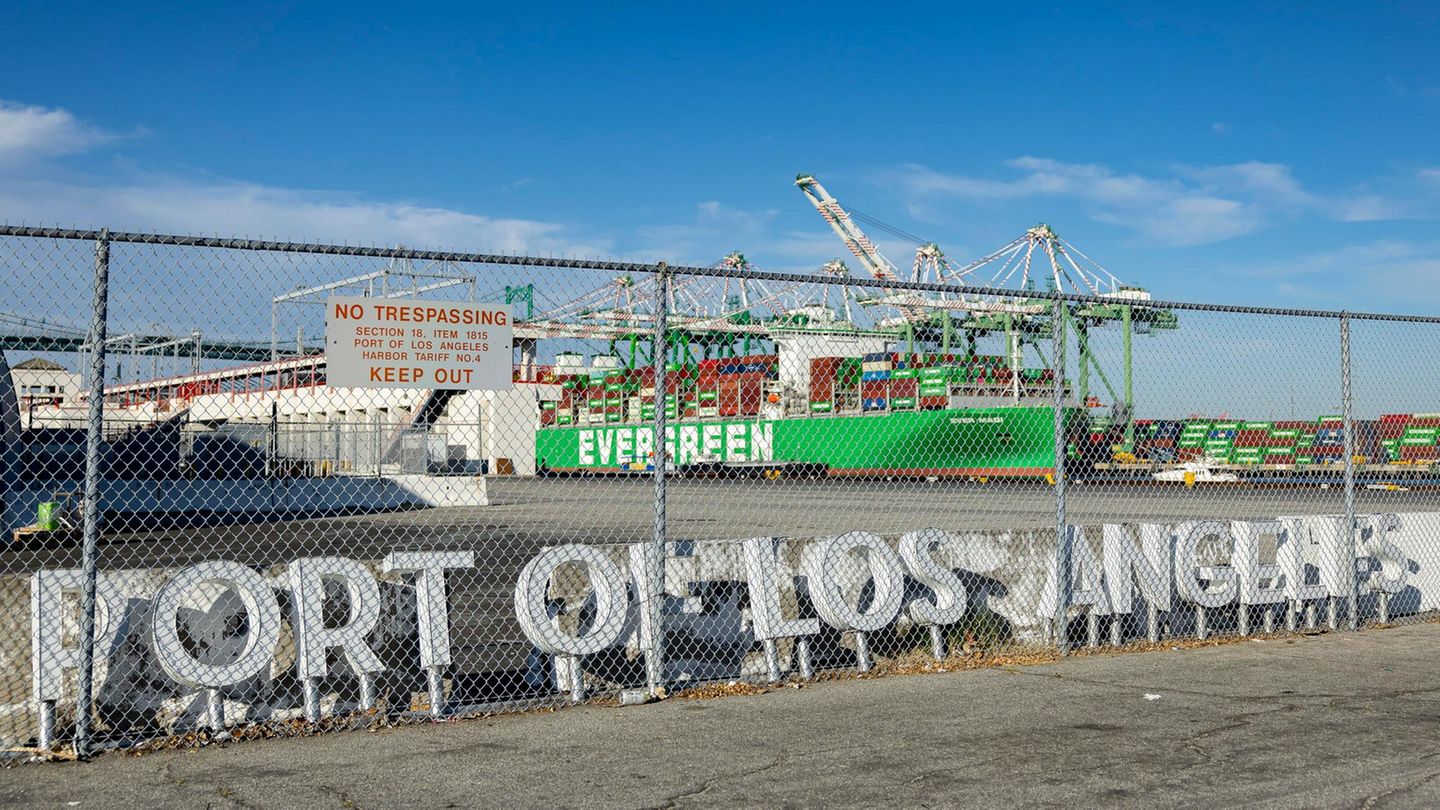 Ein Containerschiff im Hafen von Los Angeles