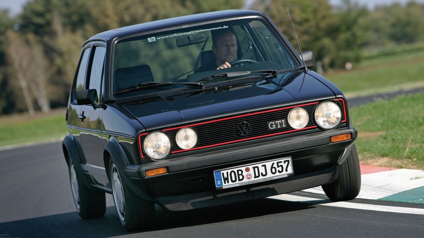 VW Golf  Wenn es ein Auto gibt, das die Deutschen lieben, dann ist es der VW Golf. Ende der 1960er-Jahre ersonnen und 1974 vorgestellt, prägte er die deutsche und europäische Autoindustrie nachhaltig. 1978 wurde der VW Golf I als GTI zur bezahlbaren Sportwagenikone, die sich viele leisten konnten. Auch der VW Golf II ist längst zur Legende geworden. 1983 kam die zweite Generation des Wolfsburgers auf den Markt und brachte ein deutlich rundlicheres Design sowie technische Innovationen wie Allradantrieb und Komfortausstattungen wie elektrische Fensterheber, Zentralverriegelung, Schiebedach oder Sitzheizung in die Kompaktklasse