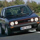 VW Golf  Wenn es ein Auto gibt, das die Deutschen lieben, dann ist es der VW Golf. Ende der 1960er-Jahre ersonnen und 1974 vorgestellt, prägte er die deutsche und europäische Autoindustrie nachhaltig. 1978 wurde der VW Golf I als GTI zur bezahlbaren Sportwagenikone, die sich viele leisten konnten. Auch der VW Golf II ist längst zur Legende geworden. 1983 kam die zweite Generation des Wolfsburgers auf den Markt und brachte ein deutlich rundlicheres Design sowie technische Innovationen wie Allradantrieb und Komfortausstattungen wie elektrische Fensterheber, Zentralverriegelung, Schiebedach oder Sitzheizung in die Kompaktklasse