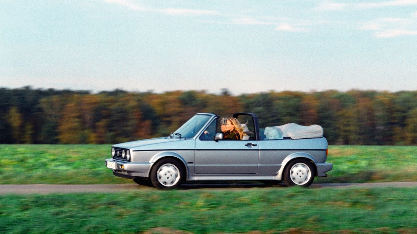 VW Golf  Für die einen war er der absolute Traumwagen, für andere ein Objekt des Spotts: das viersitzige Golf Cabrio der Einstiegsklasse, das 1979 mit seinem charakteristischen Überrollbügel das technisch veraltete VW Käfer Cabrio ablöste. Zugegeben, eine Schönheit war der Überrollbügel, der das Golf Cabrio zum "Erdbeerkörbchen" oder "Henkelmann" machte, nicht. Doch die wenig filigrane Überschlagslösung war in den 1980er-Jahren die einzige bezahlbare Möglichkeit, neuen Sicherheitsanforderungen zu genügen. Die direkten Wettbewerber Opel Kadett und Ford Escort zogen nach und trugen bei schönem Wetter ihren schwarzen "Henkelmann" zur Schau, der sich sonst unter der stramm sitzenden Mütze verbarg