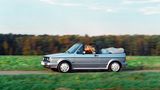 VW Golf  Für die einen war er der absolute Traumwagen, für andere ein Objekt des Spotts: das viersitzige Golf Cabrio der Einstiegsklasse, das 1979 mit seinem charakteristischen Überrollbügel das technisch veraltete VW Käfer Cabrio ablöste. Zugegeben, eine Schönheit war der Überrollbügel, der das Golf Cabrio zum "Erdbeerkörbchen" oder "Henkelmann" machte, nicht. Doch die wenig filigrane Überschlagslösung war in den 1980er-Jahren die einzige bezahlbare Möglichkeit, neuen Sicherheitsanforderungen zu genügen. Die direkten Wettbewerber Opel Kadett und Ford Escort zogen nach und trugen bei schönem Wetter ihren schwarzen "Henkelmann" zur Schau, der sich sonst unter der stramm sitzenden Mütze verbarg