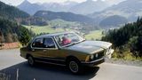 BMW 7er  BMW entdeckte die Luxusklasse nicht erst 1977. Bereits Ende der 1930er-Jahre präsentierten die damals noch stark flugzeugorientierten Bayern auf der London Motor Show mit dem BMW 335 und seinem 3,5-Liter-Reihensechszylinder einen 90 PS starken Luxusreisewagen für die oberste Autoliga. Der Zweite Weltkrieg machte einem möglichen Verkaufserfolg jedoch einen Strich durch die Rechnung. Der nächste Versuch folgte Anfang der 1950er-Jahre mit dem legendären "Barockengel" der Baureihe 502, der in Sachen Design bis heute eine Ikone ist, damals jedoch alles andere als ein Verkaufsschlager war