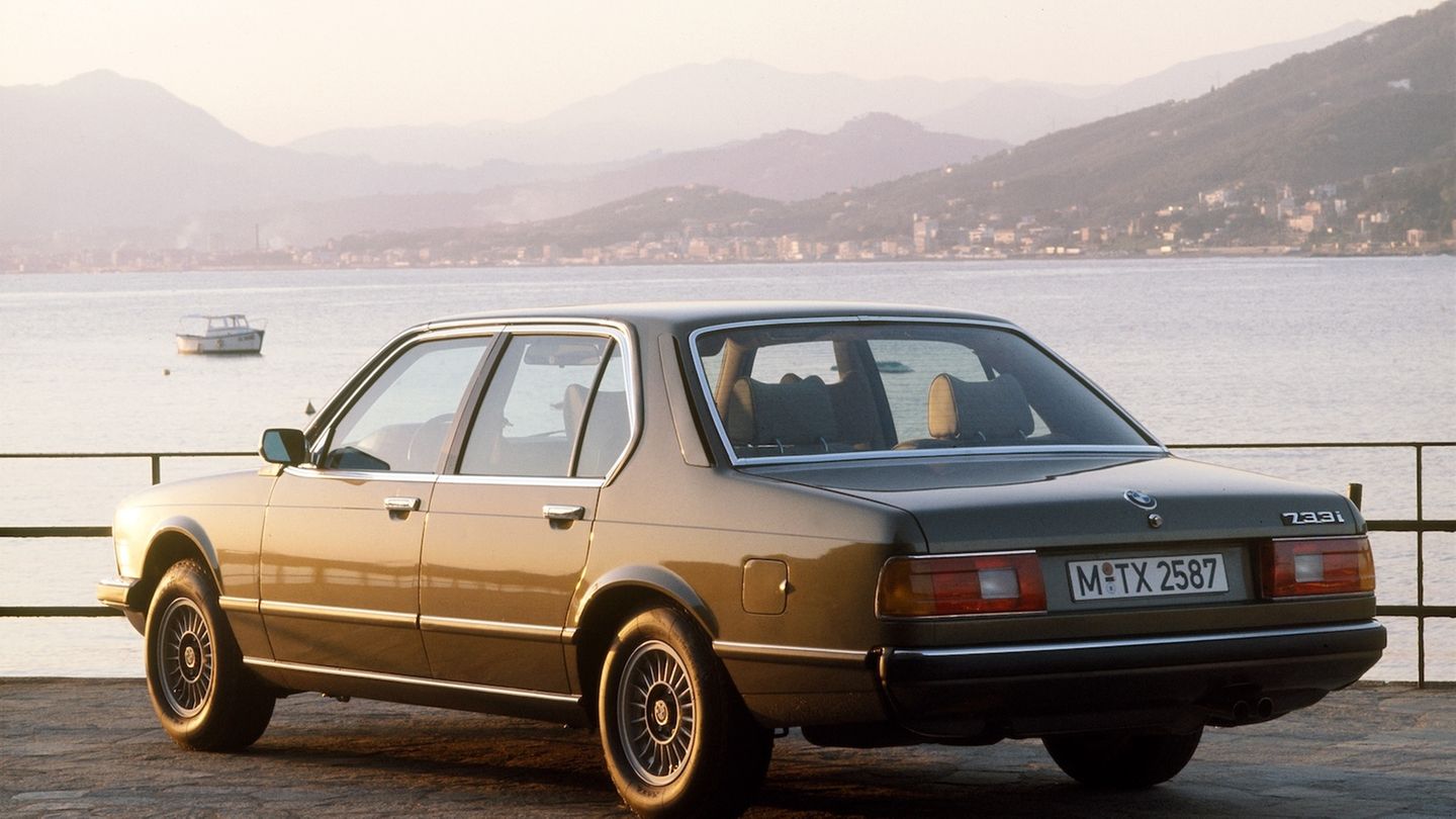 BMW 7er  Als die Bundesrepublik Deutschland in den 1970er-Jahren das Wirtschaftswunder durchschritten und die Ölkrise überstanden hatte, wollten die Bayerischen Motoren Werke mehr sein als ein Nebendarsteller im Konzert der Großen. Dynamische Mittel- und Oberklassefahrzeuge waren gut und schön, doch die Baureihen E3 und E9 waren kaum geeignet, dem Erzrivalen Mercedes-Benz ernsthaft Paroli zu bieten. Was fehlte, war ein echter Konkurrent für die S-Klasse, die mit dem verchromten W 116 die elitären Gene vergangener Sternenlimousinen zeitgemäß in die 1970er-Jahre brachte.