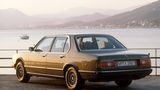 BMW 7er  Als die Bundesrepublik Deutschland in den 1970er-Jahren das Wirtschaftswunder durchschritten und die Ölkrise überstanden hatte, wollten die Bayerischen Motoren Werke mehr sein als ein Nebendarsteller im Konzert der Großen. Dynamische Mittel- und Oberklassefahrzeuge waren gut und schön, doch die Baureihen E3 und E9 waren kaum geeignet, dem Erzrivalen Mercedes-Benz ernsthaft Paroli zu bieten. Was fehlte, war ein echter Konkurrent für die S-Klasse, die mit dem verchromten W 116 die elitären Gene vergangener Sternenlimousinen zeitgemäß in die 1970er-Jahre brachte.