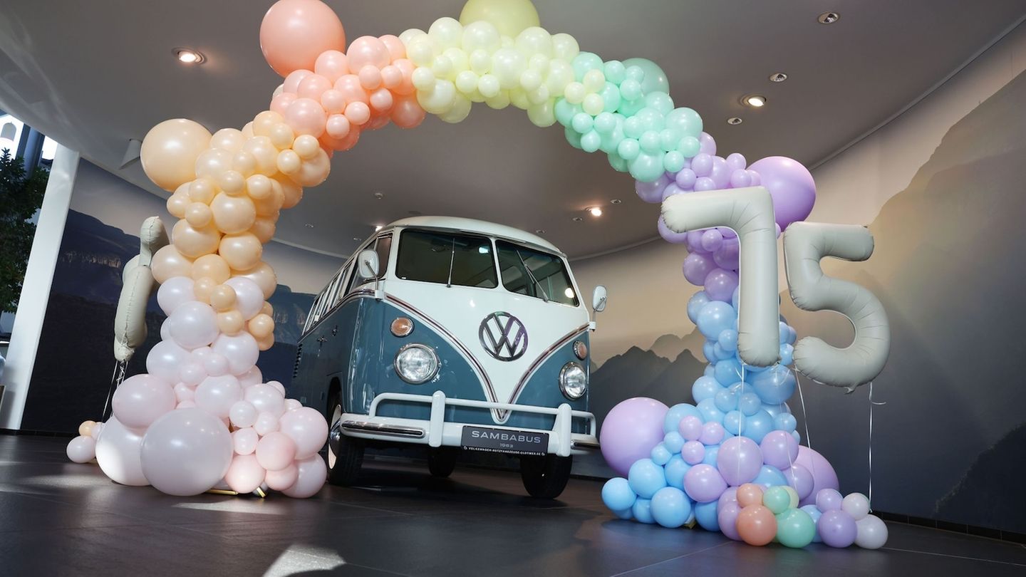 VW T1  Es begann mit einer Skizze in einem Notizbuch. Ende April 1947 hielt der niederländische VW-Importeur Ben Pon seine Idee für einen kombinierten Bus und Lieferwagen fest, die ihm im VW-Werk gekommen war. Dort waren ihm die Plattenwagen aufgefallen, die zum internen Warentransport genutzt wurden: einfache, ausgemusterte Fahrgestelle des Käfers und Kübelwagens, auf die Holzplatten als Ladefläche montiert waren