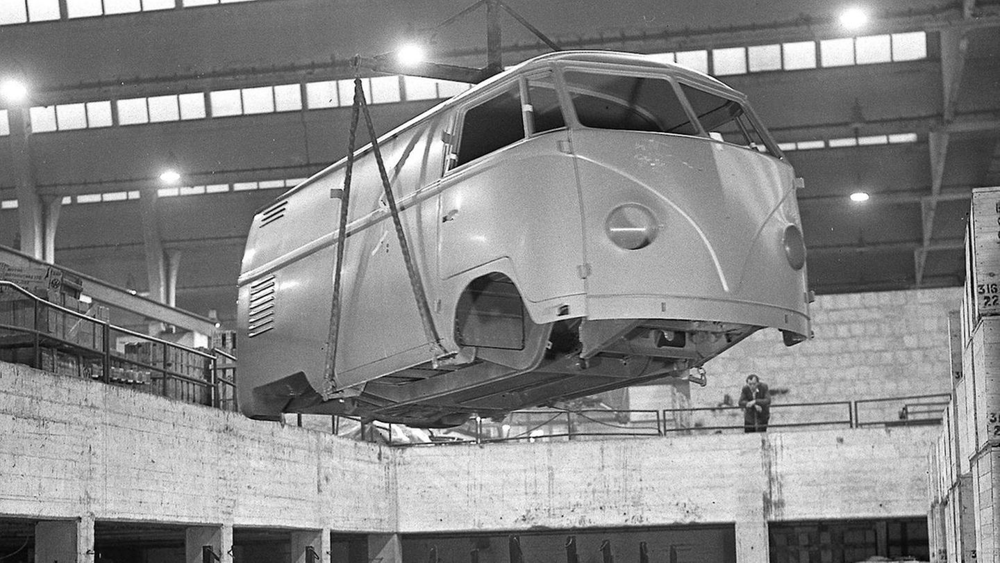 VW T2  1950 begann in Wolfsburg die Serienfertigung des Volkswagen Typ 2 T1. Die Technik stammte größtenteils vom VW Käfer (Typ 1), insbesondere der Heckantrieb und der luftgekühlte Vierzylinder-Boxermotor mit zunächst 25 PS. Anders als beim Käfer war die Karosserie selbsttragend und so verstärkt, dass sie 750 Kilogramm Nutzlast tragen konnte. Die Höchstgeschwindigkeit lag bei offiziell 75 km/h, der Verbrauch bei rund zehn Litern pro 100 Kilometer