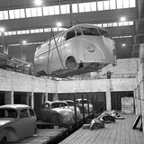 VW T2  1950 begann in Wolfsburg die Serienfertigung des Volkswagen Typ 2 T1. Die Technik stammte größtenteils vom VW Käfer (Typ 1), insbesondere der Heckantrieb und der luftgekühlte Vierzylinder-Boxermotor mit zunächst 25 PS. Anders als beim Käfer war die Karosserie selbsttragend und so verstärkt, dass sie 750 Kilogramm Nutzlast tragen konnte. Die Höchstgeschwindigkeit lag bei offiziell 75 km/h, der Verbrauch bei rund zehn Litern pro 100 Kilometer