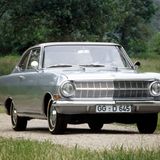 Opel Rekord  Der Opel Rekord erfreut sich seit mehr als einem halben Jahrhundert einer treuen Anhängerschaft. Im Frühjahr 1963 wurde er erstmals der Weltöffentlichkeit präsentiert. Die neue Mittelklasse aus dem Hause Opel hob sich deutlich von ihrem Vorgänger, dem Olympia Rekord, ab. Dazu zählten ein glatteres Design und ein um neun Zentimeter verlängerter Radstand. Besonders dem Innenraum und den Insassen des Rekord A kamen diese Veränderungen zugute. Die um drei Zentimeter breitere Karosserie, die eine Verbreiterung der Spurweite um sechs Zentimeter ermöglichte, schuf die Grundlage für höhere Kurvengeschwindigkeiten. Der Rekord A war als zwei- oder viertürige Limousine, zweitüriger Caravan mit Heckklappe, Coupé oder Schnell-Lieferwagen ohne hintere Seitenscheiben erhältlich