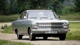 Opel Rekord  Der Opel Rekord erfreut sich seit mehr als einem halben Jahrhundert einer treuen Anhängerschaft. Im Frühjahr 1963 wurde er erstmals der Weltöffentlichkeit präsentiert. Die neue Mittelklasse aus dem Hause Opel hob sich deutlich von ihrem Vorgänger, dem Olympia Rekord, ab. Dazu zählten ein glatteres Design und ein um neun Zentimeter verlängerter Radstand. Besonders dem Innenraum und den Insassen des Rekord A kamen diese Veränderungen zugute. Die um drei Zentimeter breitere Karosserie, die eine Verbreiterung der Spurweite um sechs Zentimeter ermöglichte, schuf die Grundlage für höhere Kurvengeschwindigkeiten. Der Rekord A war als zwei- oder viertürige Limousine, zweitüriger Caravan mit Heckklappe, Coupé oder Schnell-Lieferwagen ohne hintere Seitenscheiben erhältlich