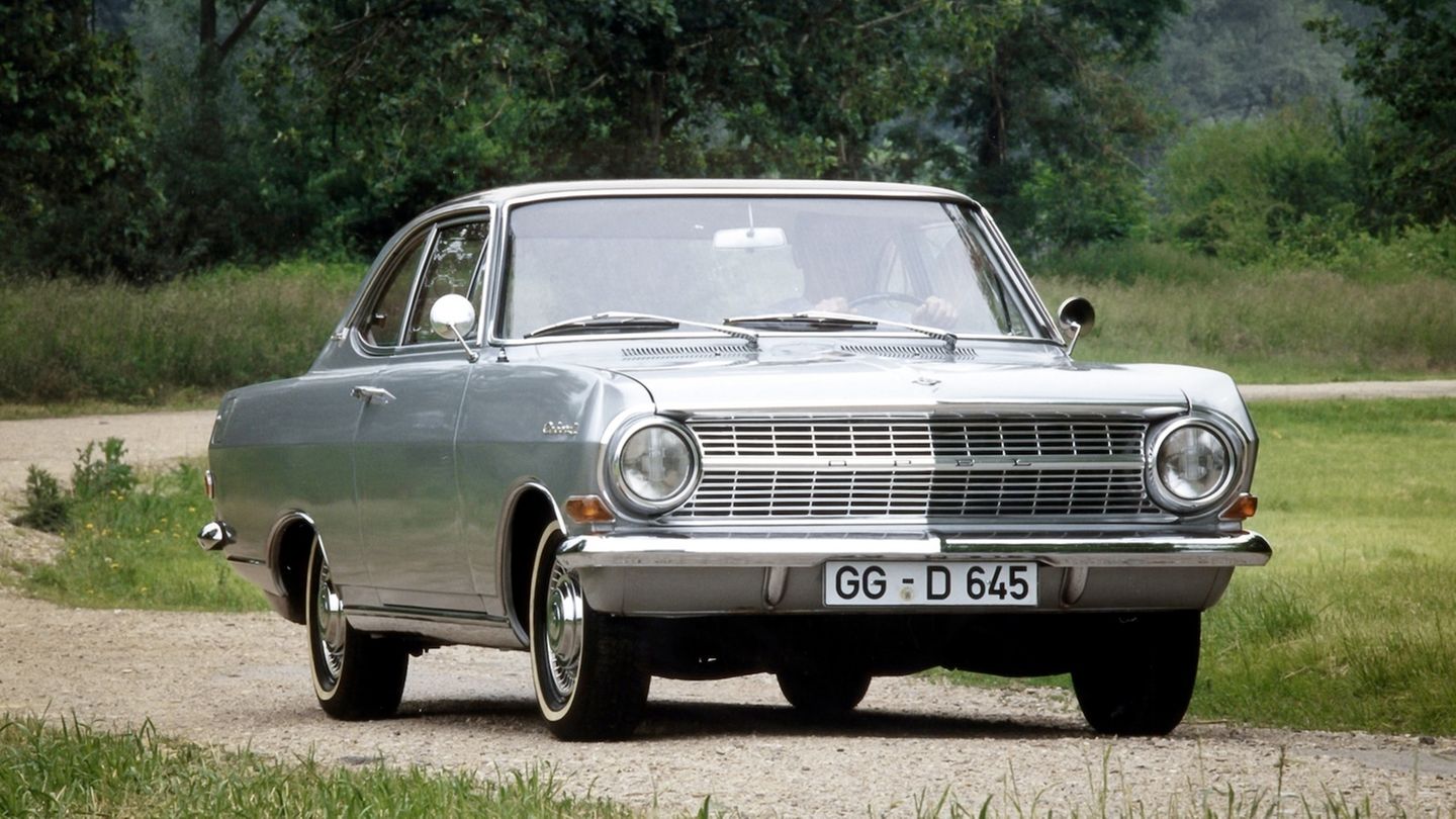 Opel Rekord  Der Opel Rekord erfreut sich seit mehr als einem halben Jahrhundert einer treuen Anhängerschaft. Im Frühjahr 1963 wurde er erstmals der Weltöffentlichkeit präsentiert. Die neue Mittelklasse aus dem Hause Opel hob sich deutlich von ihrem Vorgänger, dem Olympia Rekord, ab. Dazu zählten ein glatteres Design und ein um neun Zentimeter verlängerter Radstand. Besonders dem Innenraum und den Insassen des Rekord A kamen diese Veränderungen zugute. Die um drei Zentimeter breitere Karosserie, die eine Verbreiterung der Spurweite um sechs Zentimeter ermöglichte, schuf die Grundlage für höhere Kurvengeschwindigkeiten. Der Rekord A war als zwei- oder viertürige Limousine, zweitüriger Caravan mit Heckklappe, Coupé oder Schnell-Lieferwagen ohne hintere Seitenscheiben erhältlich