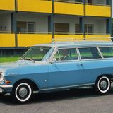 Opel Rekord  Für den Antrieb des Ur-Rekord sorgten Vierzylinder-Reihenmotoren mit 1,5 und 1,7 Litern Hubraum, die zwischen 55 und 67 PS leisteten und bis zur Baureihe E an die Hinterachse weitergeleitet wurden. Drei Jahre später standen für den Opel Rekord B Motoren mit bis zu 1,9 Litern und 90 PS zur Verfügung. Der Rekord C machte 1967 weniger durch seine Leistung von bis zu 100 PS als durch seinen berühmten Hüftschwung auf sich aufmerksam. Wie seine Vorgänger war er auf Wunsch mit einem Sechszylinder-Benzinmotor mit 2,3 Litern Hubraum erhältlich