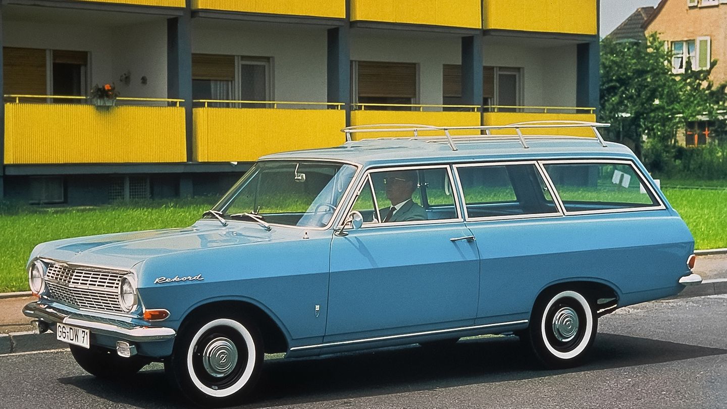 Opel Rekord  Für den Antrieb des Ur-Rekord sorgten Vierzylinder-Reihenmotoren mit 1,5 und 1,7 Litern Hubraum, die zwischen 55 und 67 PS leisteten und bis zur Baureihe E an die Hinterachse weitergeleitet wurden. Drei Jahre später standen für den Opel Rekord B Motoren mit bis zu 1,9 Litern und 90 PS zur Verfügung. Der Rekord C machte 1967 weniger durch seine Leistung von bis zu 100 PS als durch seinen berühmten Hüftschwung auf sich aufmerksam. Wie seine Vorgänger war er auf Wunsch mit einem Sechszylinder-Benzinmotor mit 2,3 Litern Hubraum erhältlich