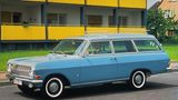 Opel Rekord  Für den Antrieb des Ur-Rekord sorgten Vierzylinder-Reihenmotoren mit 1,5 und 1,7 Litern Hubraum, die zwischen 55 und 67 PS leisteten und bis zur Baureihe E an die Hinterachse weitergeleitet wurden. Drei Jahre später standen für den Opel Rekord B Motoren mit bis zu 1,9 Litern und 90 PS zur Verfügung. Der Rekord C machte 1967 weniger durch seine Leistung von bis zu 100 PS als durch seinen berühmten Hüftschwung auf sich aufmerksam. Wie seine Vorgänger war er auf Wunsch mit einem Sechszylinder-Benzinmotor mit 2,3 Litern Hubraum erhältlich