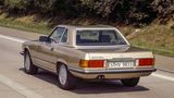 Mercedes SL  Laufruhe pur machte den "Oben-ohne-Schwaben" sofort zum Objekt der Begierde der Schönen und Reichen. Die bezaubernde Schauspielerin Uschi Glas strahlte hinter dem Lenkrad, ebenso wie Schlagerstar Peter Maffay, der hünenhafte Weltstar Curd Jürgens verliebte sich in das Automobil, genauso wie Fußballlegende Gerd Müller. Fast schien es, als stünde "SL" nicht mehr für "Super Leicht", sondern für "Super Luxuriös