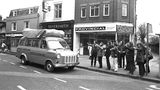 Ford Transit  Der Ford Transit ist seit 60 Jahren ein fester und vor allem unverkennbarer Bestandteil des Verkehrsbildes. Jeder kennt ihn, viele sind in ihm gefahren, doch nur wenige kennen seine Geschichte – eine Geschichte mit Millionen Seiten. Die ersten Kapitel begannen 1953. Auf der Internationalen Automobil-Ausstellung in Frankfurt stand mit dem FK 1000 der Urvater des Transporters. Der mit einer Nutzlast von 1.000 Kilogramm ausgestattete Ford aus Köln entstand in Zusammenarbeit mit dem Heilbronner Karosseriebetrieb Drauz. Sein Markenzeichen war der feinmaschige, leicht trapezförmige Kühlergrill und eine große, einteilige, stark gewölbte Windschutzscheibe