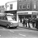 Ford Transit  Der Ford Transit ist seit 60 Jahren ein fester und vor allem unverkennbarer Bestandteil des Verkehrsbildes. Jeder kennt ihn, viele sind in ihm gefahren, doch nur wenige kennen seine Geschichte – eine Geschichte mit Millionen Seiten. Die ersten Kapitel begannen 1953. Auf der Internationalen Automobil-Ausstellung in Frankfurt stand mit dem FK 1000 der Urvater des Transporters. Der mit einer Nutzlast von 1.000 Kilogramm ausgestattete Ford aus Köln entstand in Zusammenarbeit mit dem Heilbronner Karosseriebetrieb Drauz. Sein Markenzeichen war der feinmaschige, leicht trapezförmige Kühlergrill und eine große, einteilige, stark gewölbte Windschutzscheibe