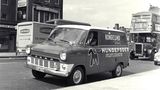 Ford Transit  1961 tauchte erstmals der Name "Transit" in der Nomenklatur von Ford auf: Der Taunus Transit war geboren. Das Spitzenmodell war ein achtsitziger Bus mit Luxusausstattung und schicker Dachrandverglasung. Der Taunus Transit 1500 fuhr mit einem 1,7-Liter-Benzinmotor aus dem Taunus 17 M und 44 kW/60 PS, ausschließlich mit zwillingsbereifter Hinterachse. Die Lenkradschaltung wich in allen Modellen der Mittelschaltung. Nach zwölf Jahren und 255.832 gebauten Exemplaren endete 1965 seine Laufbahn. Mit dem "Redcap", auch "Rotkäppchen" genannt, begann im selben Jahr eine neue Ära. Am 9. August 1965 lief der erste Ford Transit vom Band, der offiziell die Stunde null markierte