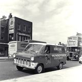 Ford Transit  1961 tauchte erstmals der Name "Transit" in der Nomenklatur von Ford auf: Der Taunus Transit war geboren. Das Spitzenmodell war ein achtsitziger Bus mit Luxusausstattung und schicker Dachrandverglasung. Der Taunus Transit 1500 fuhr mit einem 1,7-Liter-Benzinmotor aus dem Taunus 17 M und 44 kW/60 PS, ausschließlich mit zwillingsbereifter Hinterachse. Die Lenkradschaltung wich in allen Modellen der Mittelschaltung. Nach zwölf Jahren und 255.832 gebauten Exemplaren endete 1965 seine Laufbahn. Mit dem "Redcap", auch "Rotkäppchen" genannt, begann im selben Jahr eine neue Ära. Am 9. August 1965 lief der erste Ford Transit vom Band, der offiziell die Stunde null markierte