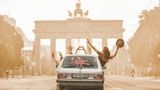 Audi 50   Der VW Polo feiert ebenso wie der BMW 3er in diesem Jahr sein 50-jähriges Jubiläum. Doch einige Monate bevor der VW Polo 1975 das Licht der automobilen Welt erblickte, fuhr sein Zwilling bereits quietschvergnügt durch Deutschland: der Audi 50. Nahezu baugleich mit dem VW Polo, der bis heute eine deutlich längere Karriere machte