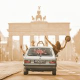 Audi 50   Der VW Polo feiert ebenso wie der BMW 3er in diesem Jahr sein 50-jähriges Jubiläum. Doch einige Monate bevor der VW Polo 1975 das Licht der automobilen Welt erblickte, fuhr sein Zwilling bereits quietschvergnügt durch Deutschland: der Audi 50. Nahezu baugleich mit dem VW Polo, der bis heute eine deutlich längere Karriere machte