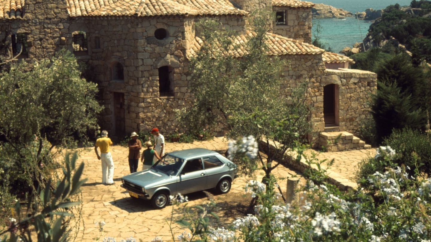Audi 50  Als die erste Generation des VW Polo im Frühjahr 1975 Premiere feierte, war er nur die Nummer zwei. Denn der Polo kam sieben Monate nach seinem nahezu baugleichen Zwilling Audi 50 auf den Markt. Das von Bertone und Gandini geprägte kantige Design wurde vor einem halben Jahrhundert im Schatten des ähnlich gestylten VW Golf I der Weltöffentlichkeit präsentiert und begeistert gefeiert