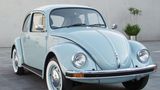 VW Käfer  Gibt es ein Fahrzeug, das stärker mit dem Aufstieg der Bundesrepublik Deutschland verbunden ist als der legendäre Käfer? Technisch bereits vor dem Zweiten Weltkrieg entwickelt, wurde der Käfer zum Symbol des deutschen Wirtschaftswunders und eroberte über die Jahrzehnte auch andere Regionen der Welt