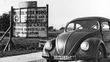 VW Käfer  Geboren in bewegten Kriegszeiten, eroberte der VW Käfer die Welt und wurde bis 2003 mit der "Última Edición" in Südamerika produziert. Eine fahrende Legende, die vom preisgünstigen Modell bis zum edlen Käfer Cabriolet zum Fortbewegungsmittel der Massen wurde
