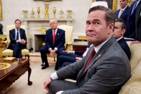 Michael Waltz sitzt neben Donald Trump. Er stolperte überb die Signal-Affäre