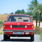 BMW 3er  Der BMW 3er feiert in diesem Jahr sein 50-jähriges Jubiläum. In seiner ersten Generation E21 war er die moderne Neuauflage der ersten deutschen Sportlimousine, des BMW 02. Bis heute ist der 3er das Herz des BMW-Modellprogramms, auch wenn Crossover mittlerweile die Volumenführung übernommen haben
