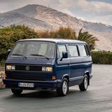 VW T3   Dass der VW Transporter längst Legendenstatus genießt, liegt nicht nur an den Modellen der ersten und zweiten Generation. Insbesondere der ab 1979 angebotene T3 war für Volkswagen ein Bestseller, der sich auf dem Gebrauchtwagenmarkt auch heute großer Beliebtheit erfreut. Die einen kennen den T3 mit seinem rasselnden Boxermotor im Heck als knallrotes Feuerwehrmobil oder grün-weißes Polizeiauto, andere erinnern sich an umgebaute Post-Camper oder edle Editionsmodelle.   