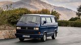 VW T3   Dass der VW Transporter längst Legendenstatus genießt, liegt nicht nur an den Modellen der ersten und zweiten Generation. Insbesondere der ab 1979 angebotene T3 war für Volkswagen ein Bestseller, der sich auf dem Gebrauchtwagenmarkt auch heute großer Beliebtheit erfreut. Die einen kennen den T3 mit seinem rasselnden Boxermotor im Heck als knallrotes Feuerwehrmobil oder grün-weißes Polizeiauto, andere erinnern sich an umgebaute Post-Camper oder edle Editionsmodelle.   