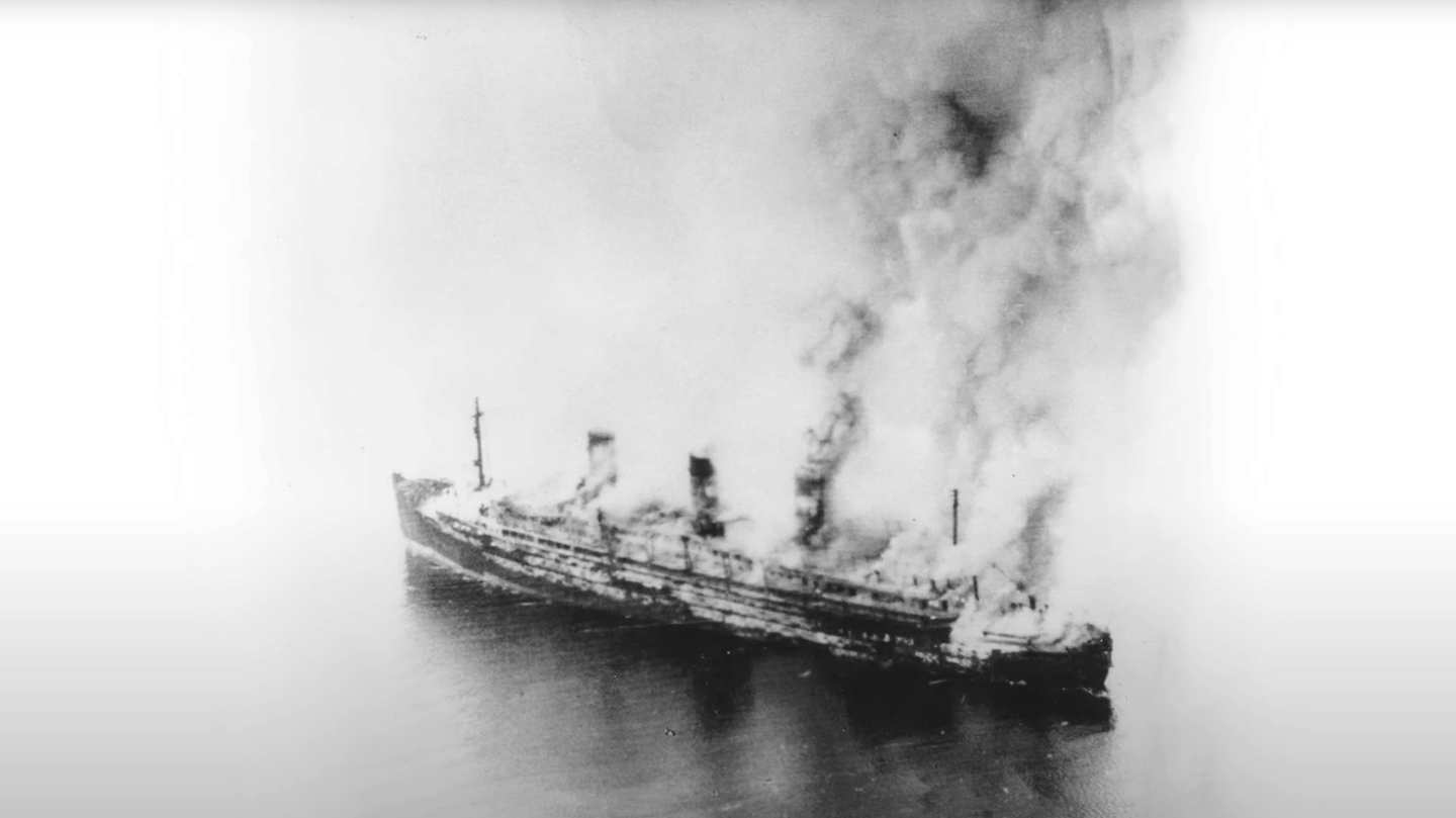 Die brennende "Cap Arcona" kurz nach dem Beginn des Angriffs am 3. Mai 1945