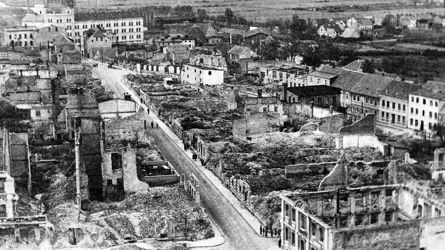 Kurz vor Kriegsende war Demmin stark zerstört und wurde von der Roten Armee besetzt. Das Archivfoto zeigt zerstörte Häuser
