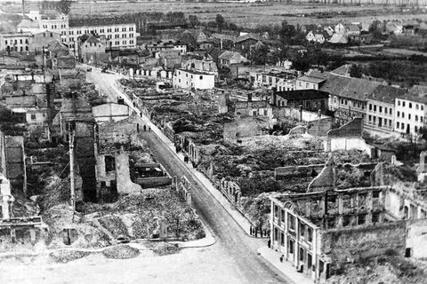 Kurz vor Kriegsende war Demmin stark zerstört und wurde von der Roten Armee besetzt. Das Archivfoto zeigt zerstörte Häuser