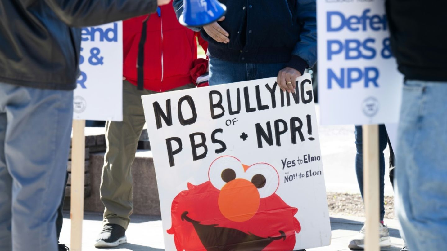 Eine Protestaktion gegen "Schikane gegen PBS und NPR"