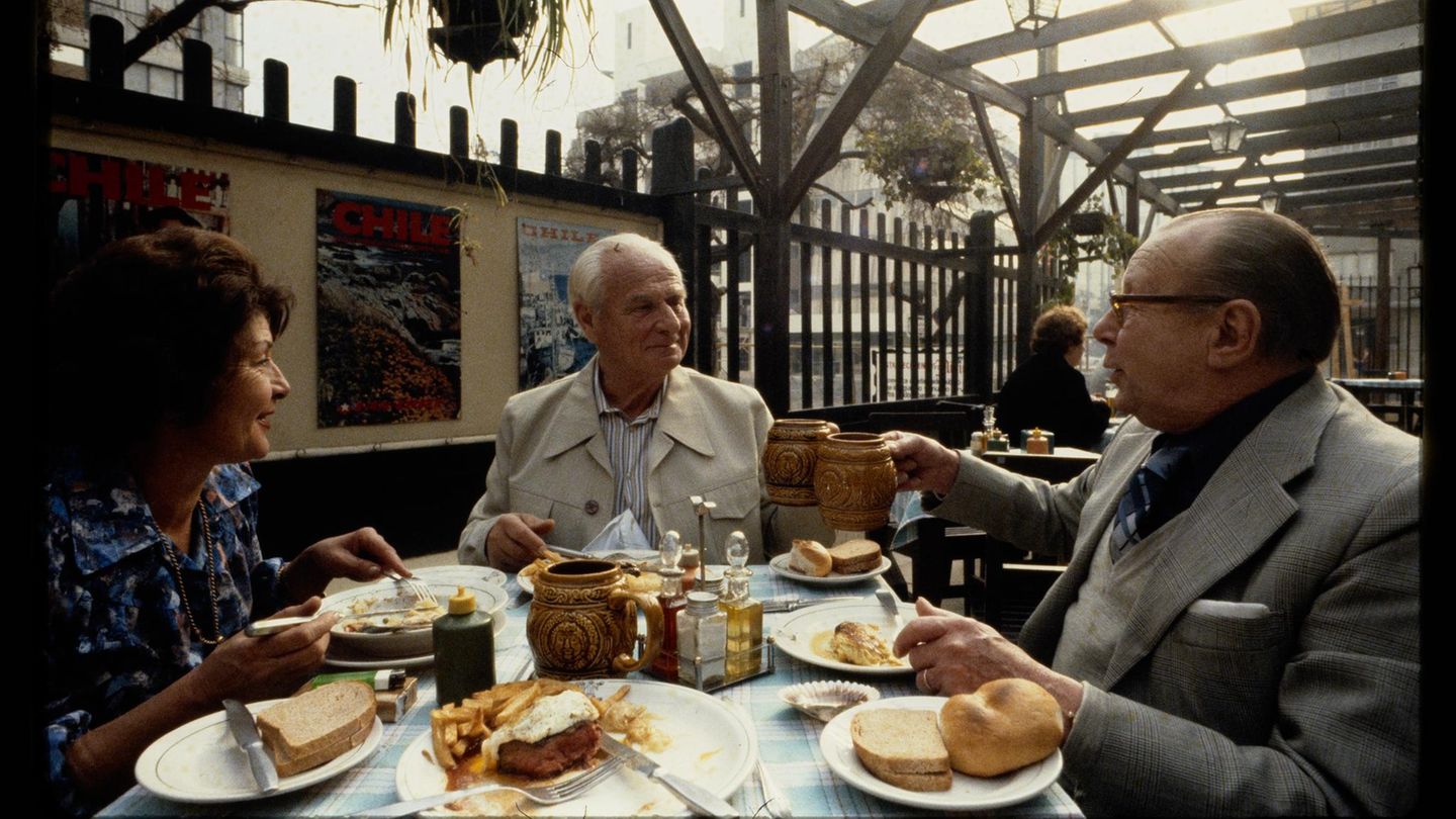 Als erstes besuchten Heidemann und Wolff den NS-Verbrecher Walther Rauff in Chile. Rauff hatte im "Dritten Reich" unter Karl Wolff gedient, die beiden verstanden sich gut. Das Foto zeigt sie beim gemeinsamen Essen, auch Rauffs Partnerin Nena Zuniga ist dabei
